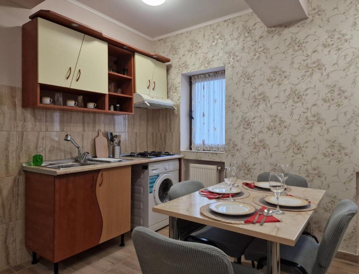 Laroka House Beautiful Apartment Universitate Center Bukares Bagian luar foto
