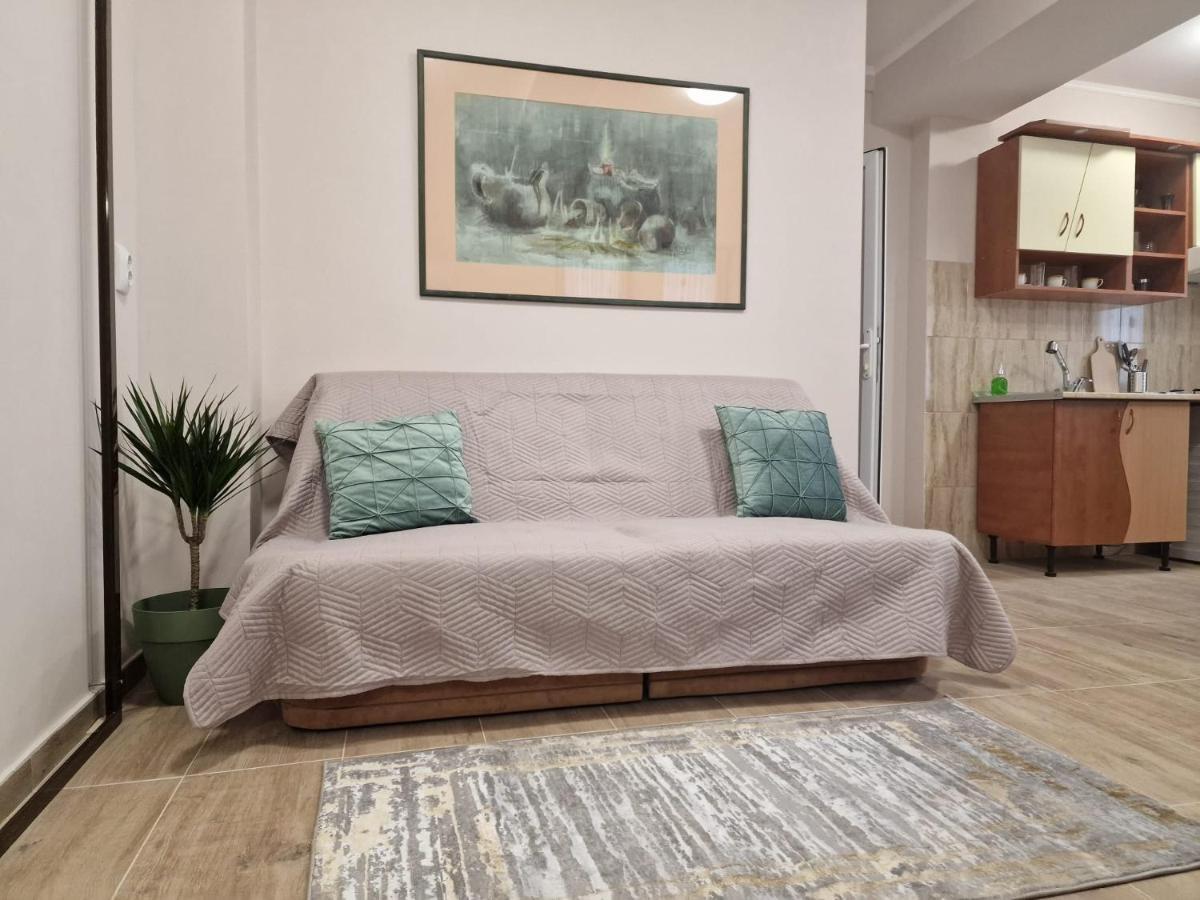 Laroka House Beautiful Apartment Universitate Center Bukares Bagian luar foto